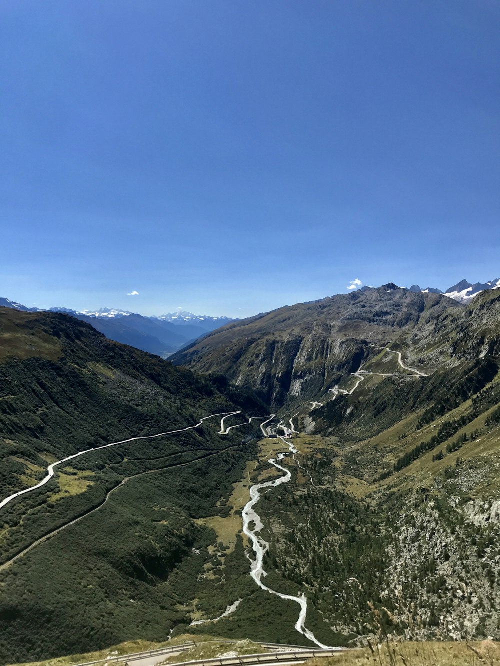 Una vista di una strada tortuosa in montagna