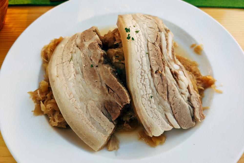 une assiette blanche garnie de viande et de légumes