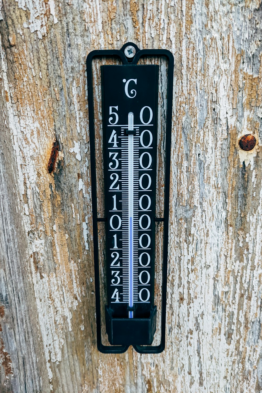 나무 벽에 장착 된 온도계
