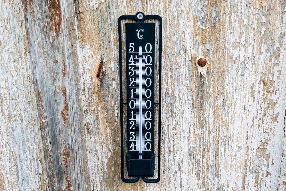una manija de puerta en una puerta de madera con números