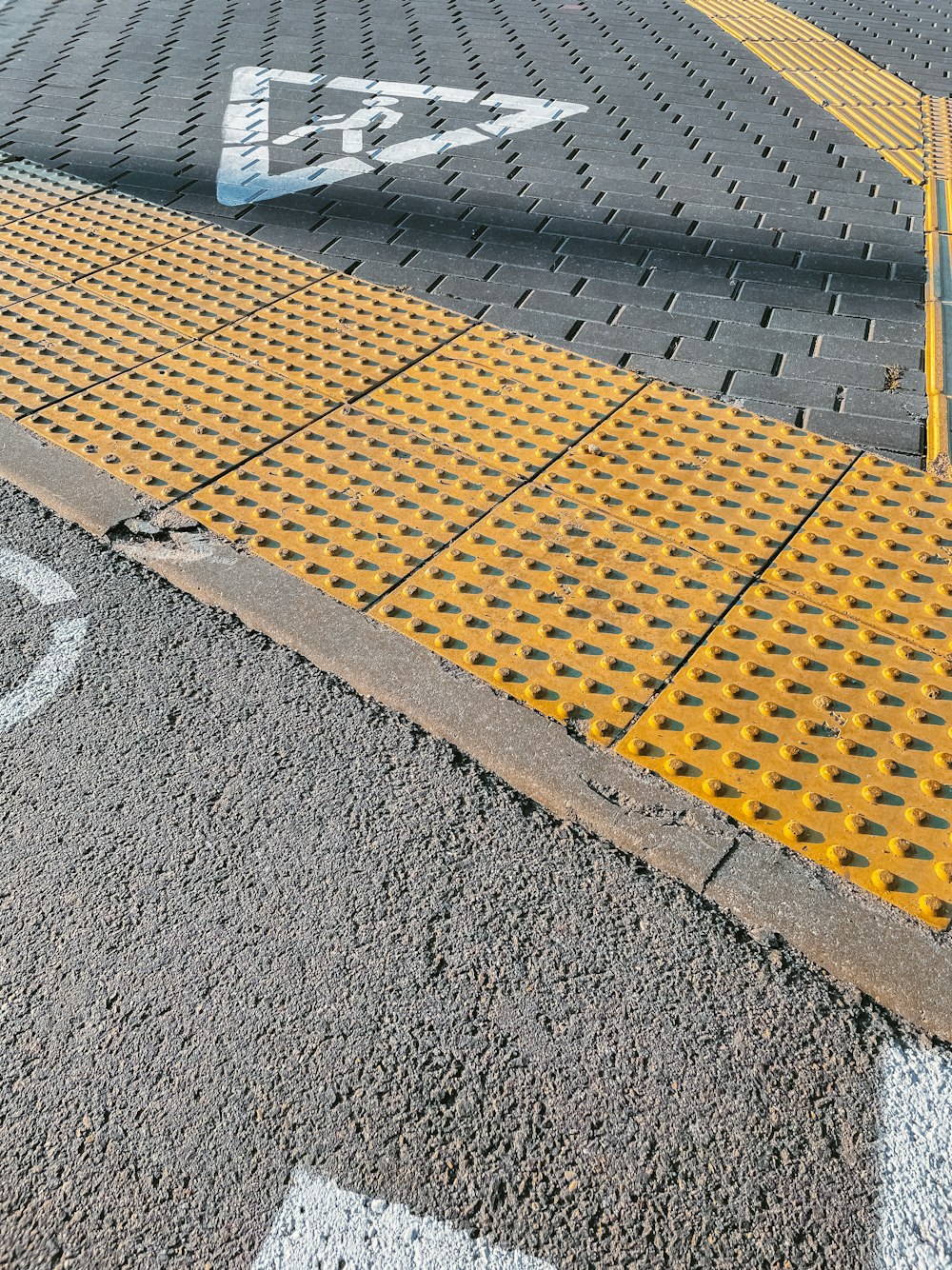 un segnale di stop giallo seduto sul lato di una strada