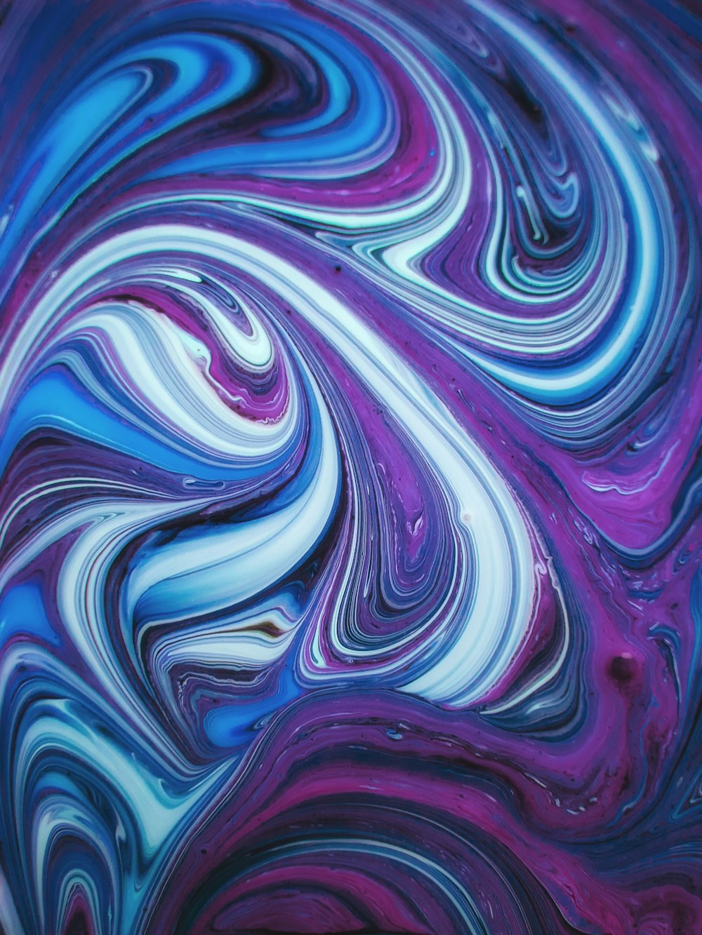 um close up de um redemoinho roxo e azul