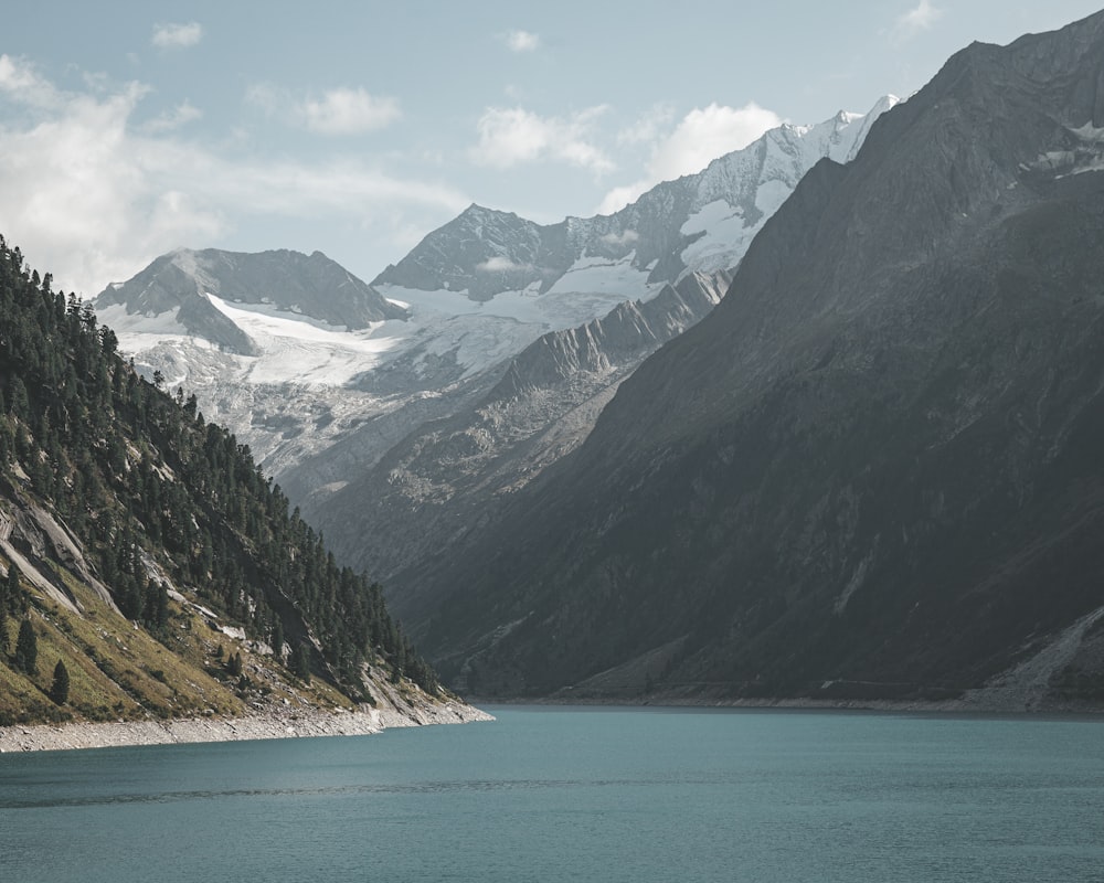 Un grande specchio d'acqua circondato da montagne