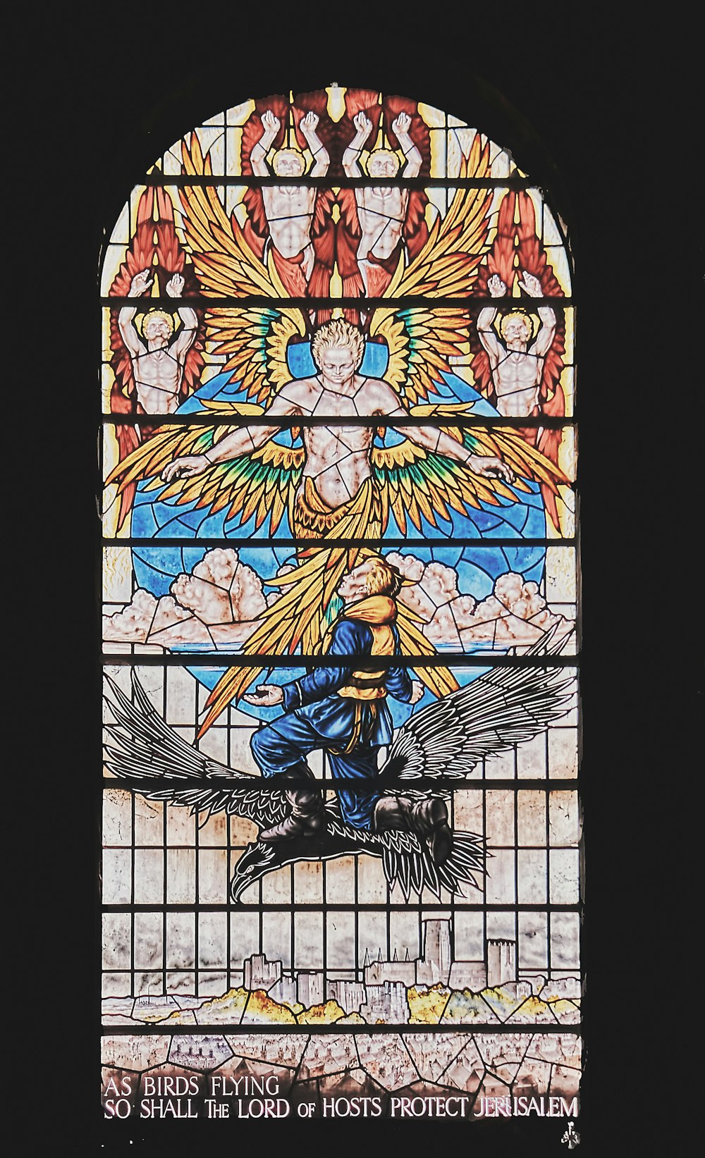 ein Buntglasfenster mit einem Engel darauf