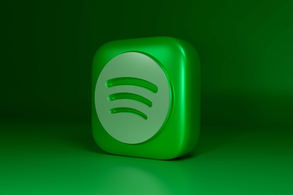 Un objeto verde de forma cuadrada con un fondo verde