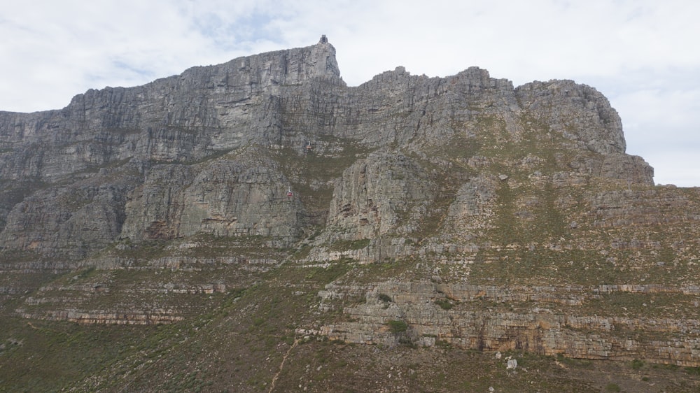 Una montaña muy alta con un fondo de cielo