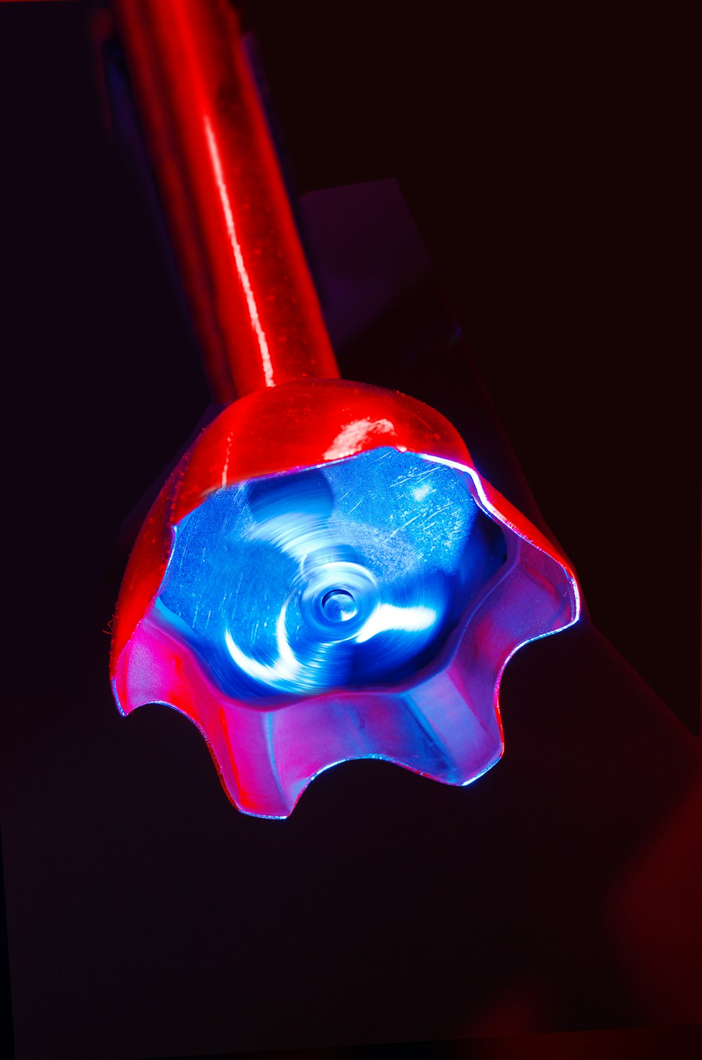 Un primer plano de un objeto rojo y azul