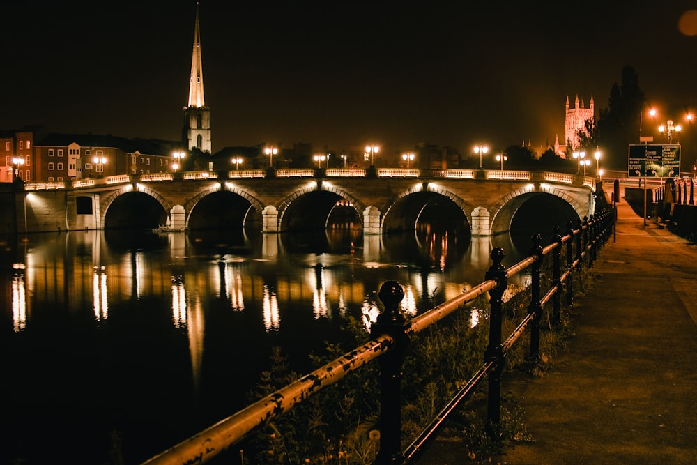 Eine Brücke über ein Gewässer bei Nacht
