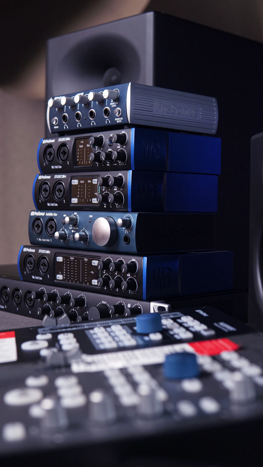 Setup de home studio com interface de áudio, monitores e guitarra