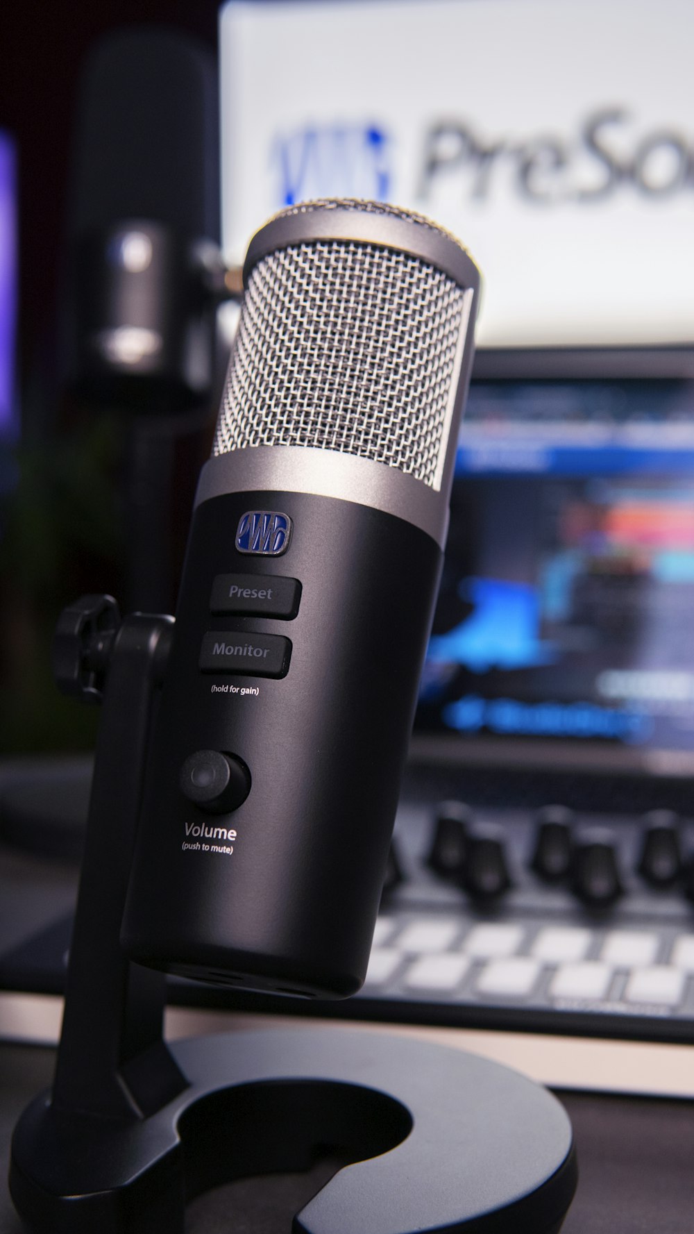 un microphone posé sur un bureau à côté d’un ordinateur portable