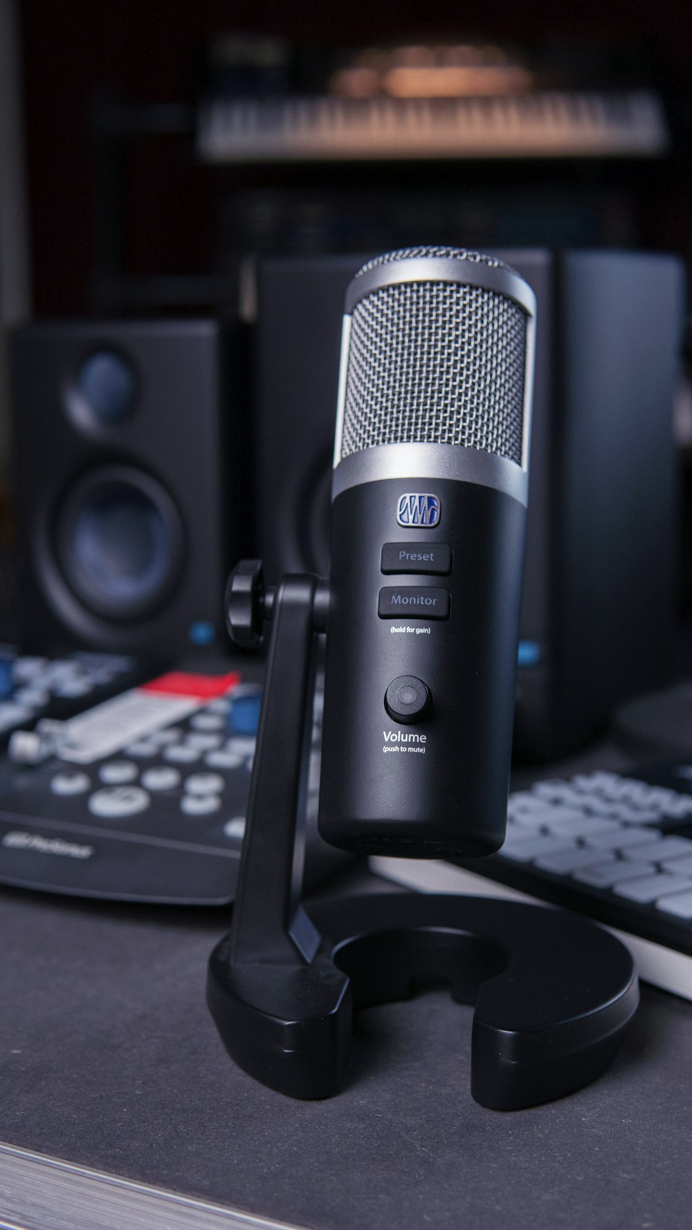 un microphone posé au-dessus d’un bureau à côté d’un clavier