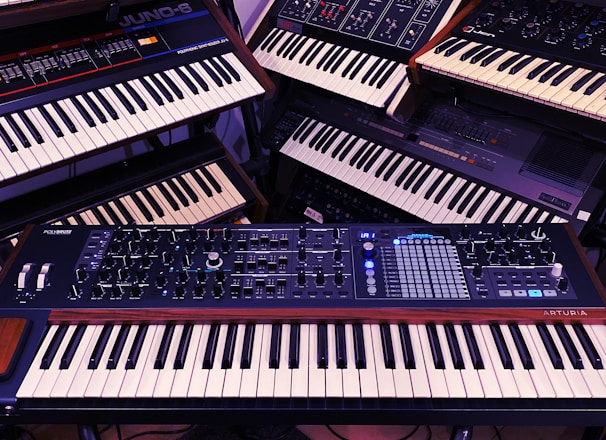 a bunch of electronic keyboards sitting next to each other