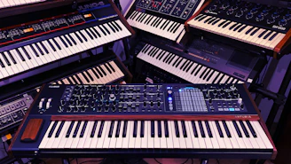 a bunch of electronic keyboards sitting next to each other