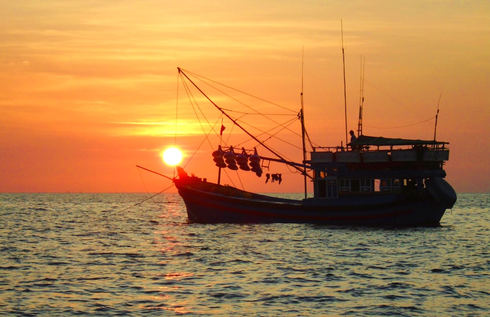 Un barco de pesca en el océano al atardecer