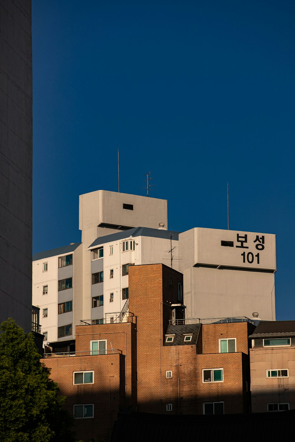 Un grand bâtiment avec beaucoup de fenêtres au-dessus