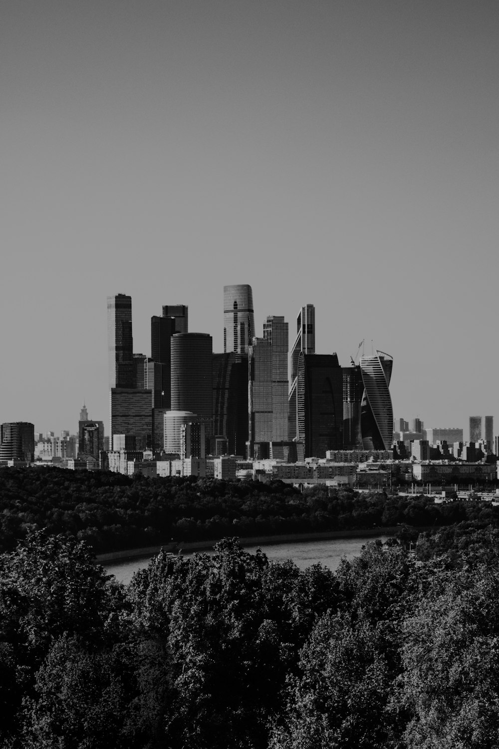 a black and white photo of a city skyline