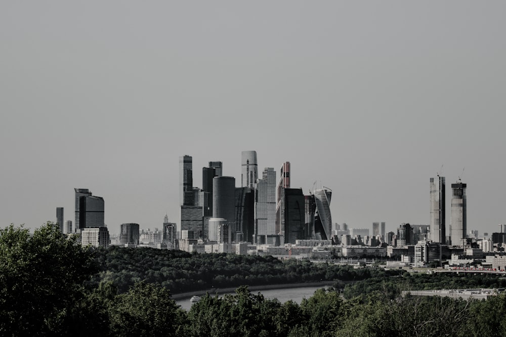 Ein Schwarz-Weiß-Foto der Skyline einer Stadt