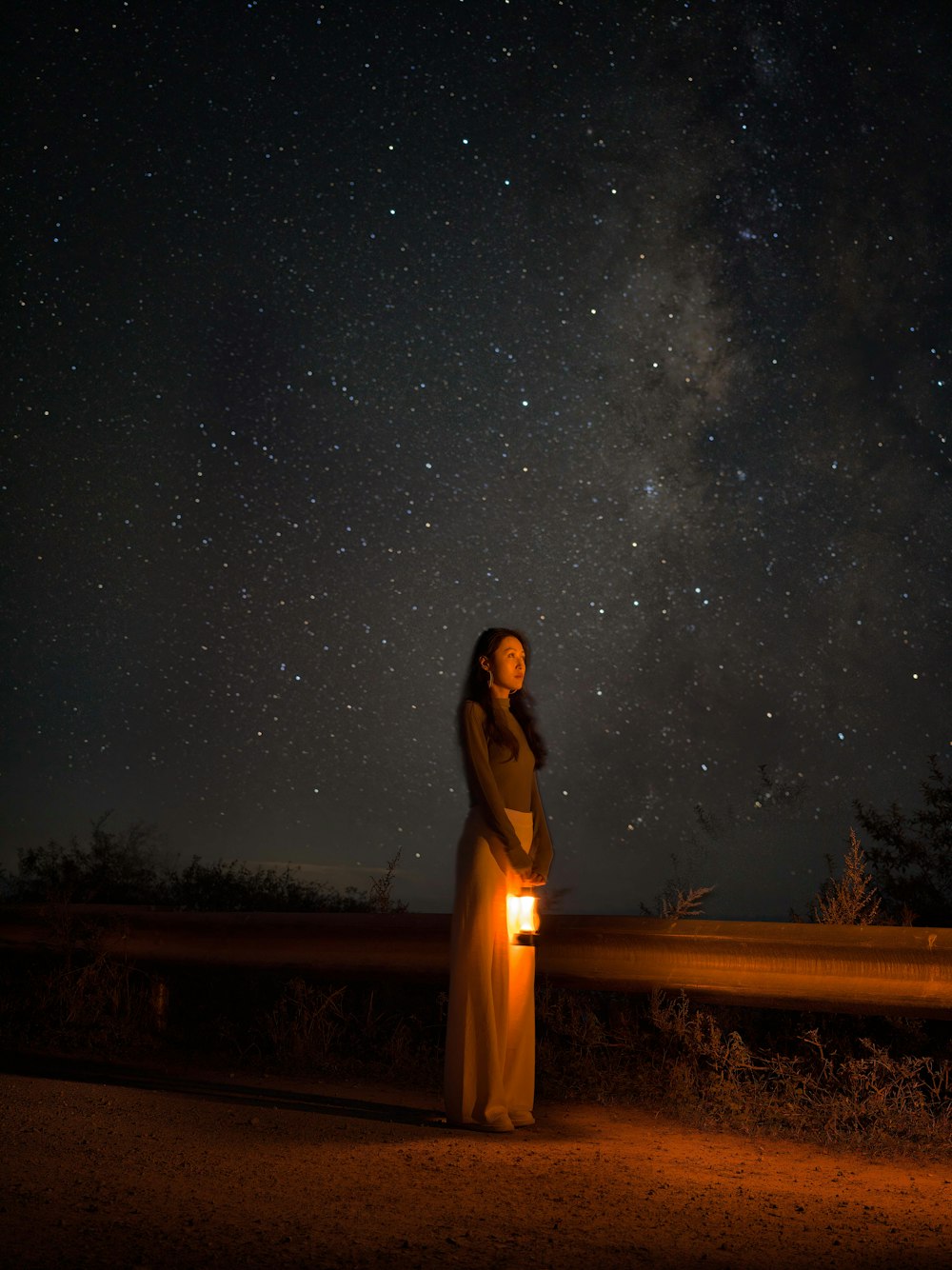 Une femme debout devant un ciel nocturne