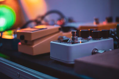 Pedaleira de guitarra multi-efeitos Line 6 com display colorido e botões iluminados