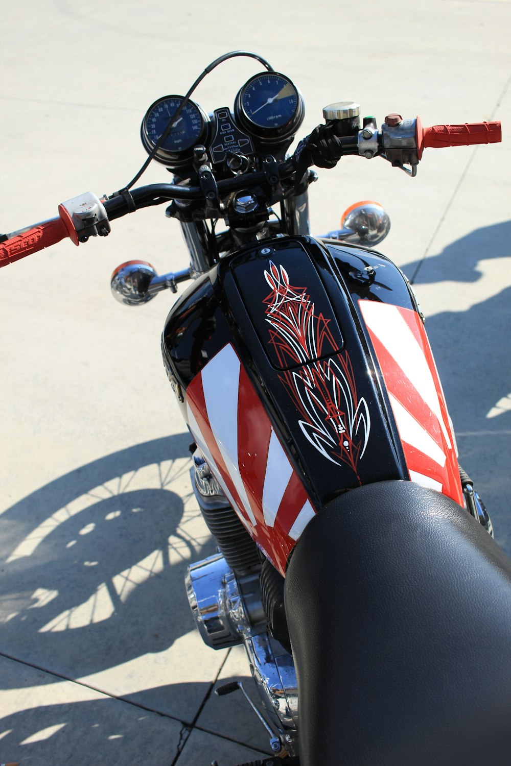 um close up do guidão em uma motocicleta