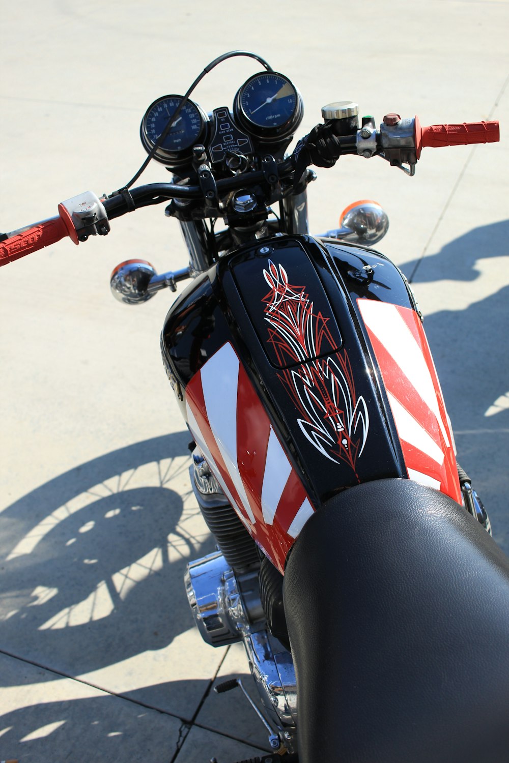 a close up of the handle bars on a motorcycle