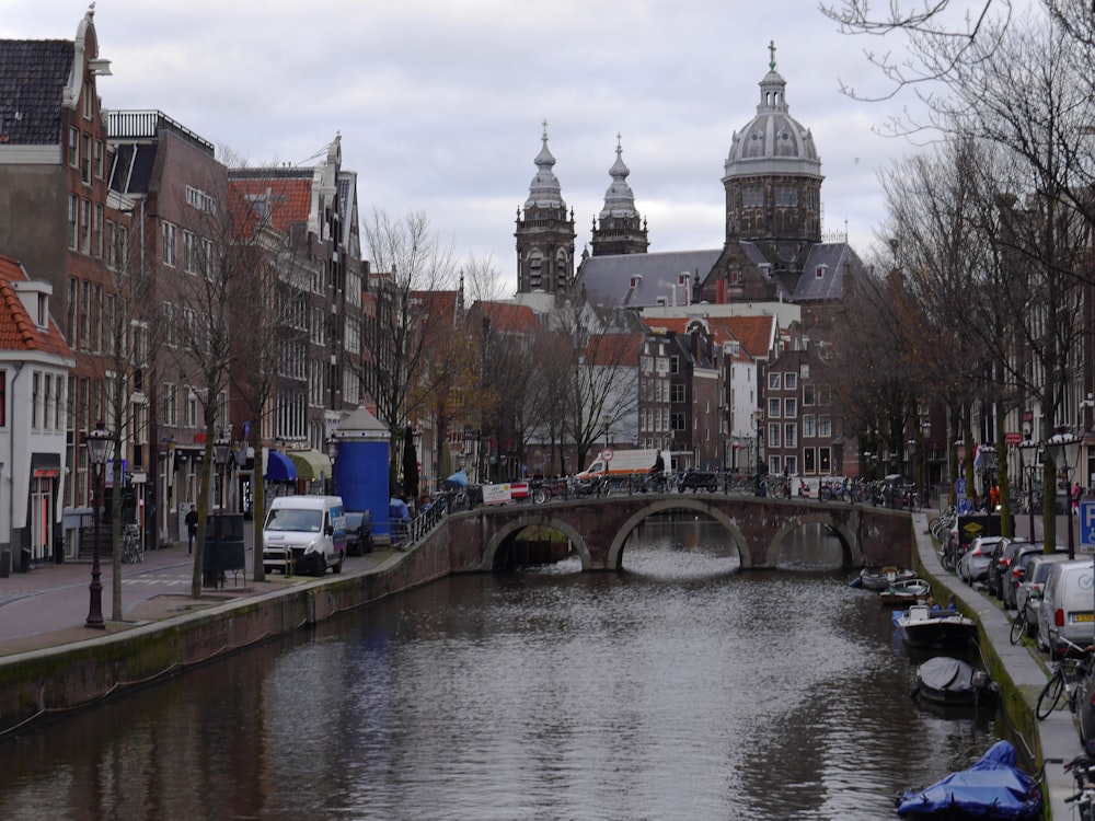 Ein Fluss, der durch eine Stadt fließt, neben hohen Gebäuden