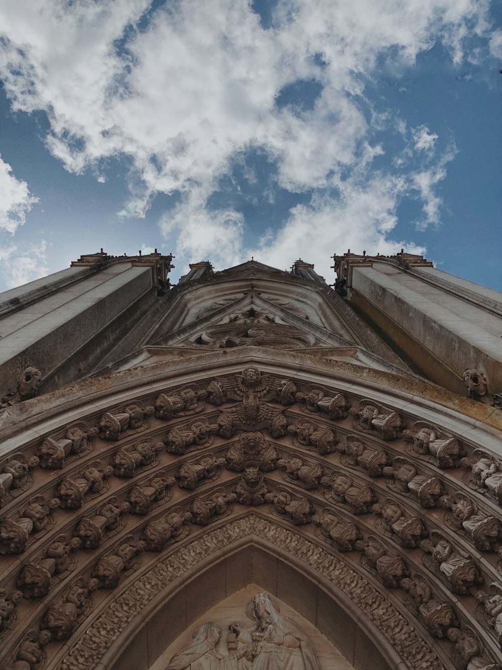 Una iglesia con un reloj en el costado de un edificio