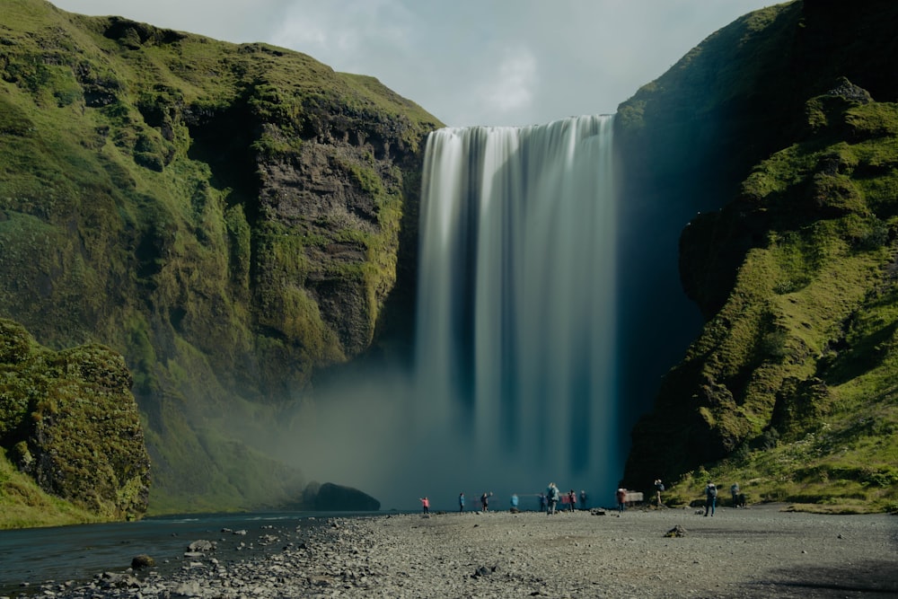 Una cascada con una montaña al fondo