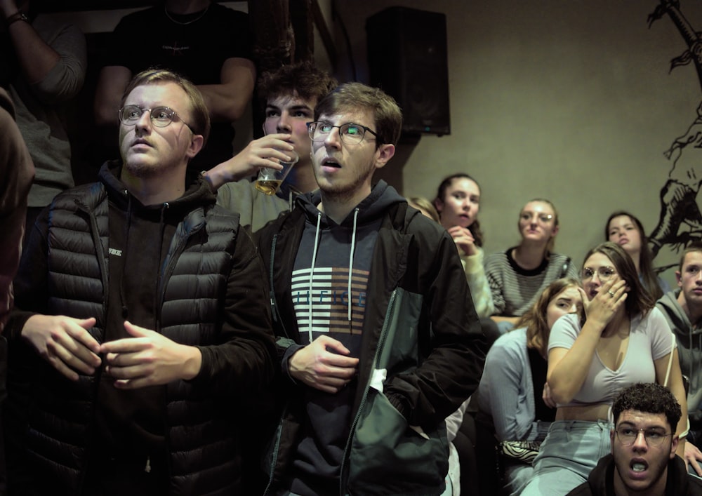 un groupe de personnes debout les unes à côté des autres