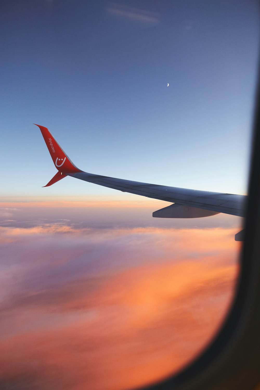 a view of the wing of an airplane in the sky