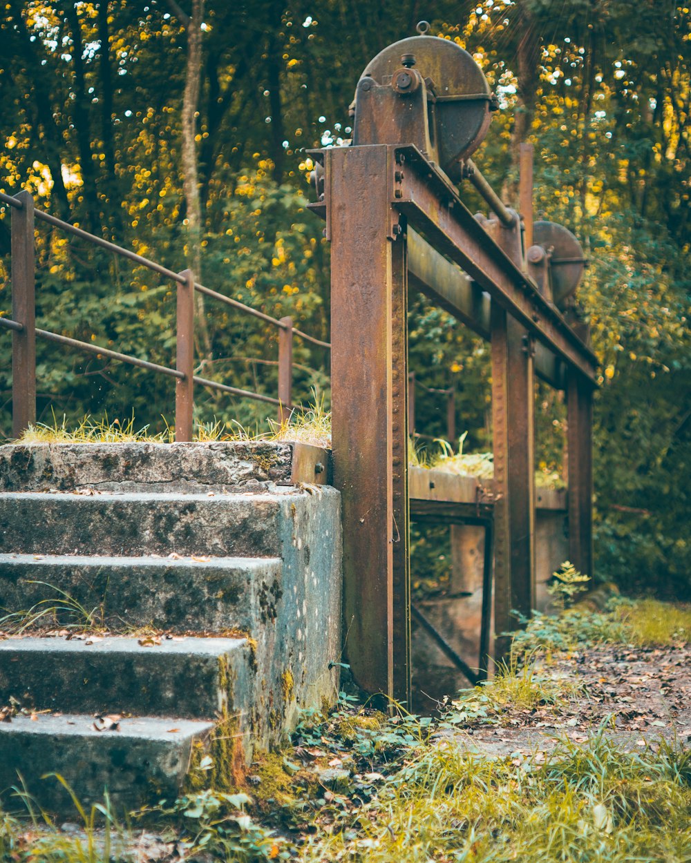 eine Treppe, die auf die Spitze eines Hügels führt