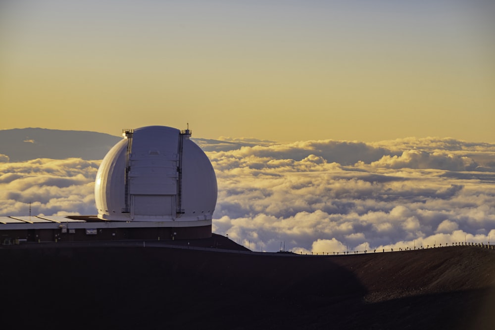 언덕 꼭대기에 앉아있는 큰 망원경