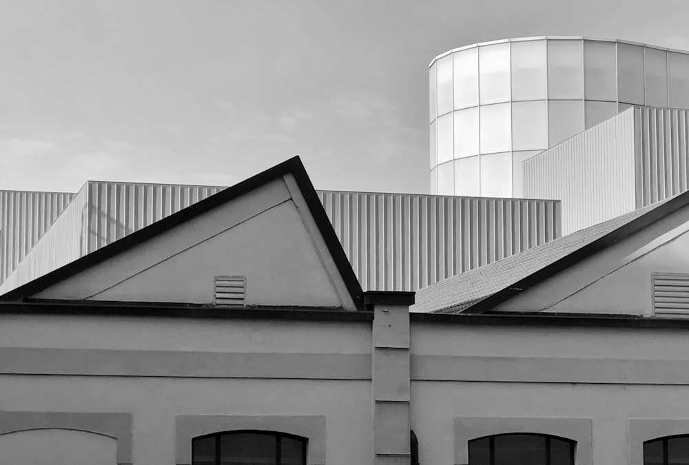 a black and white photo of a building