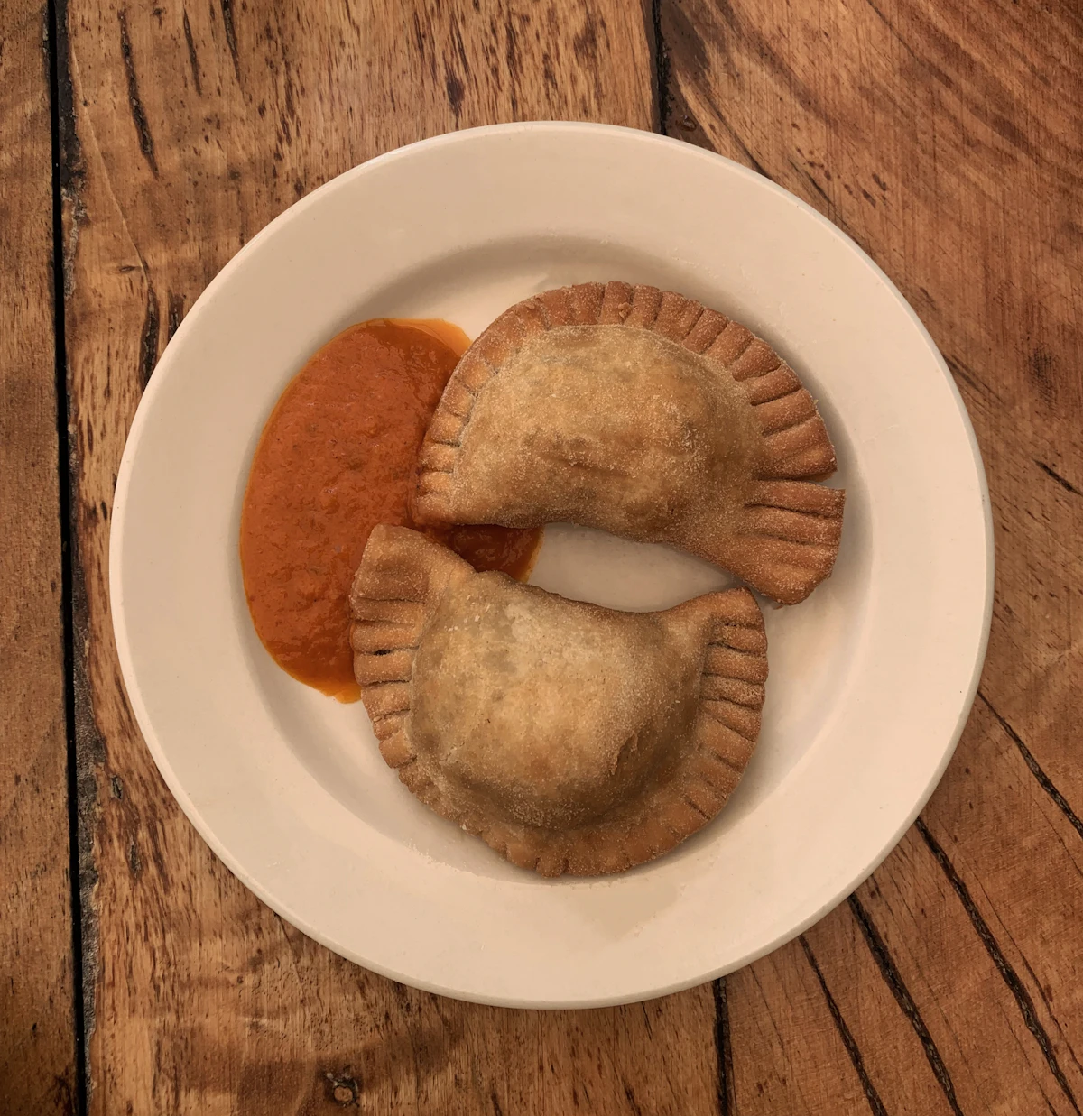 Plato casero recién servido
