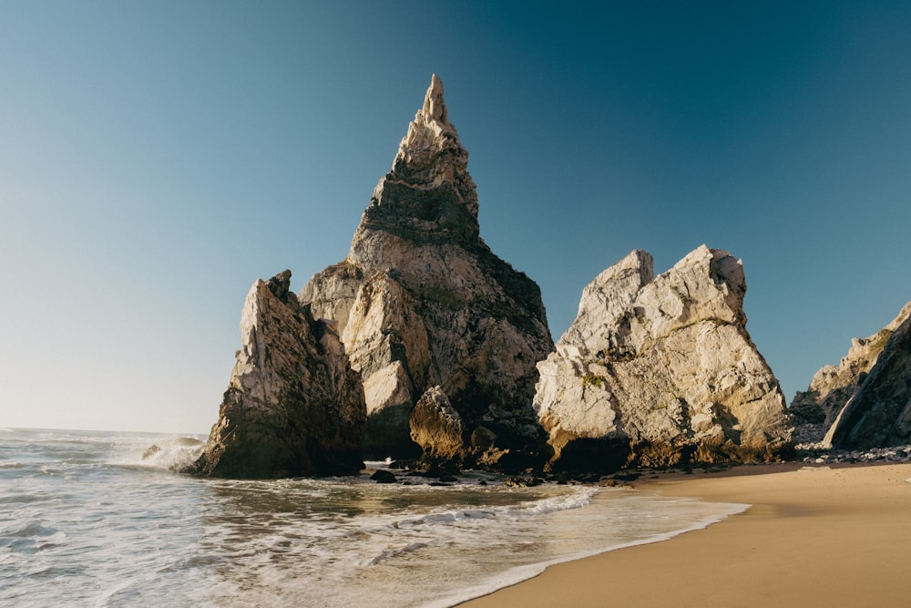 海の近くのビーチの岩層