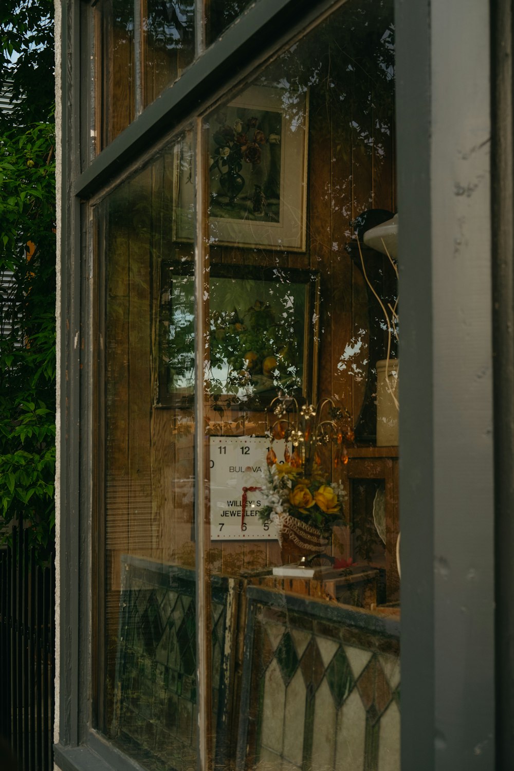 ein Fenster mit einem Blumenstrauß darin