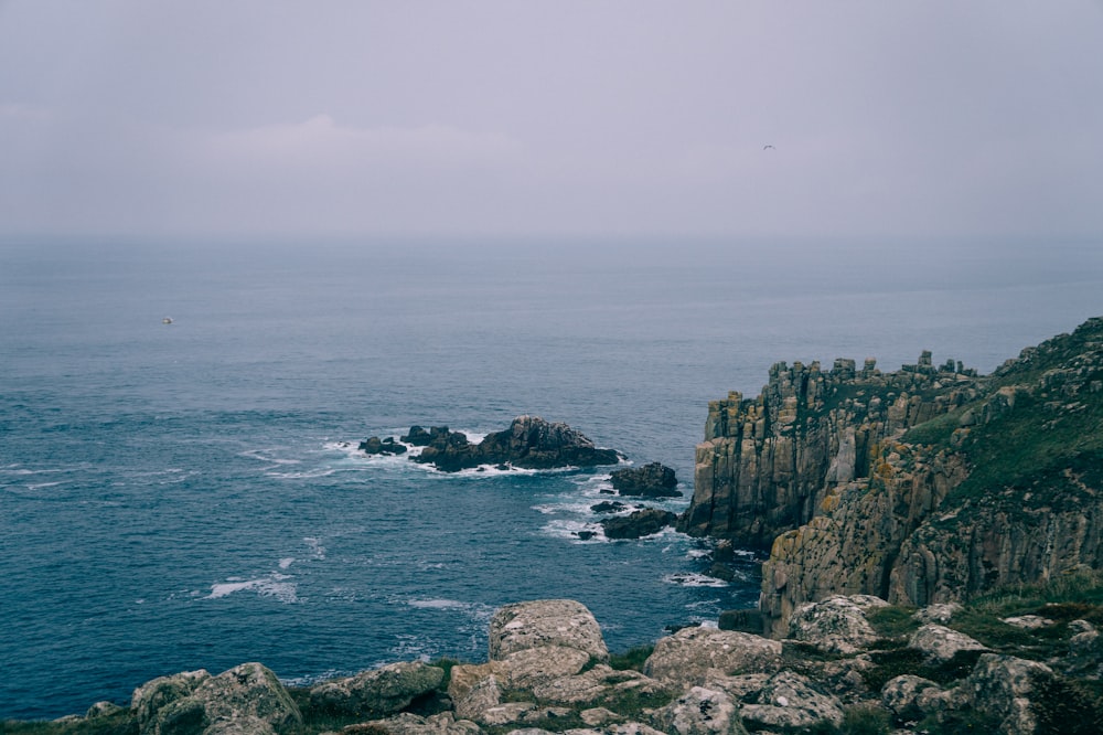 Blick auf das Meer von einer felsigen Klippe