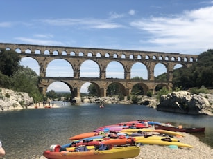 kayaks sur le gardon, aux pieds du pont du gard