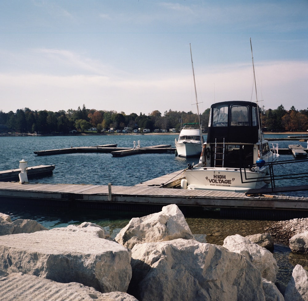 Una barca è ormeggiata in un molo su un lago