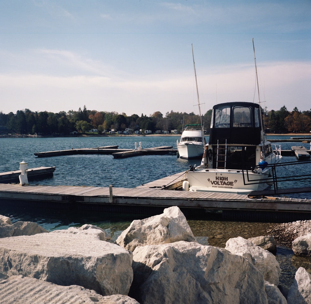 a boat is docked at a dock on a lake