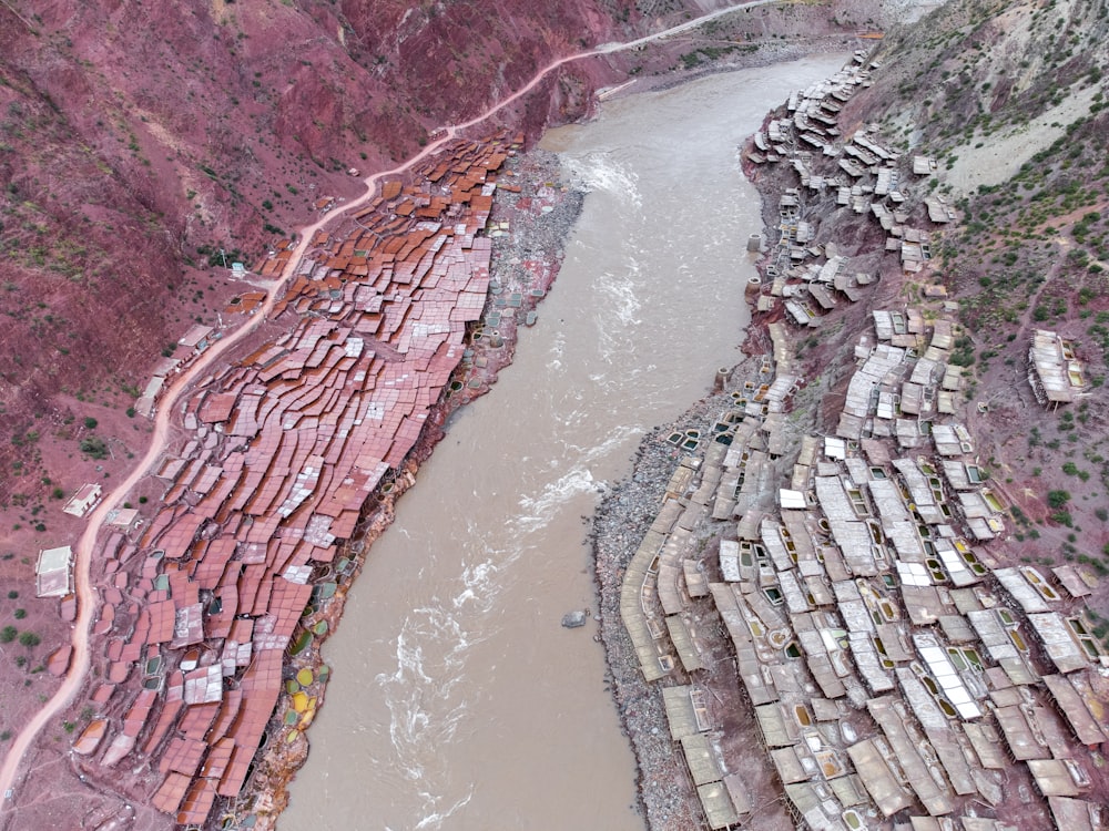 Vue aérienne d’une rivière traversant un canyon