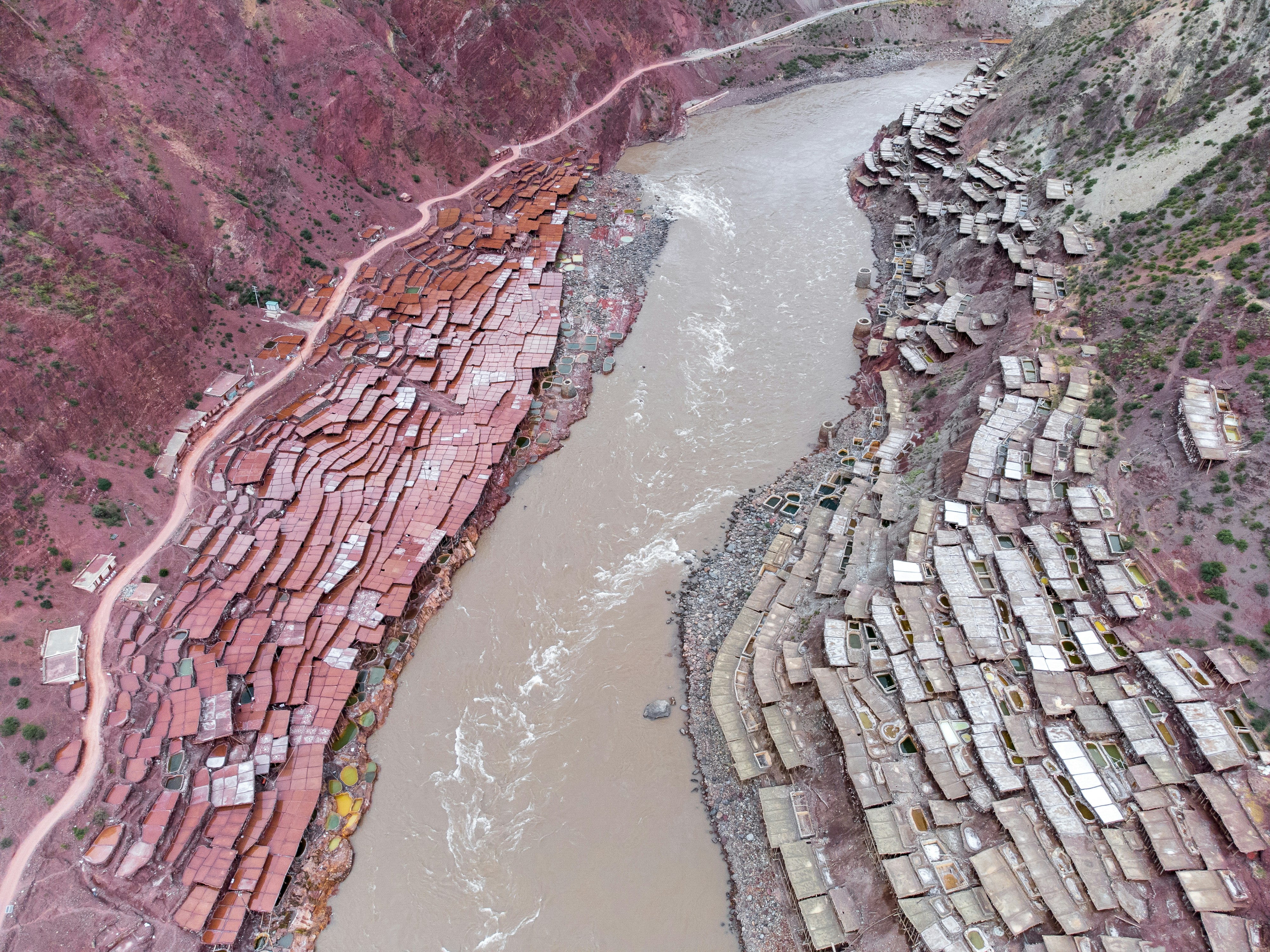西藏芒康县盐井，澜沧江两岸的盐呈现出不同的颜色。Salt wells in Mankang County, Tibet, where the salt on both sides of the Lancang River takes on different colors.