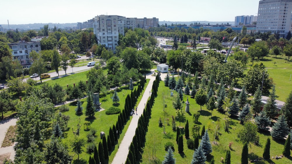 uma vista aérea de um parque em uma cidade