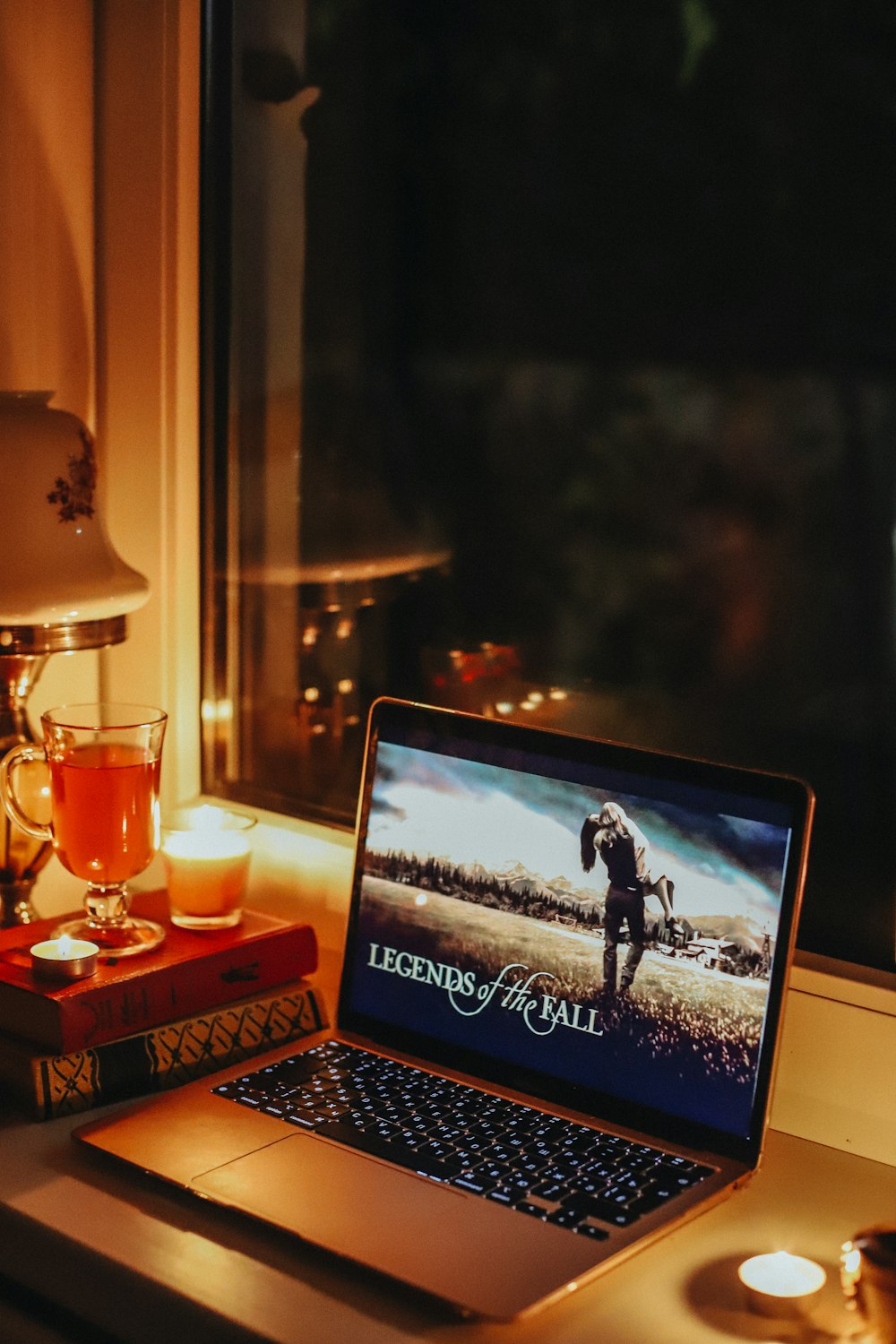 un ordinateur portable posé sur un bureau