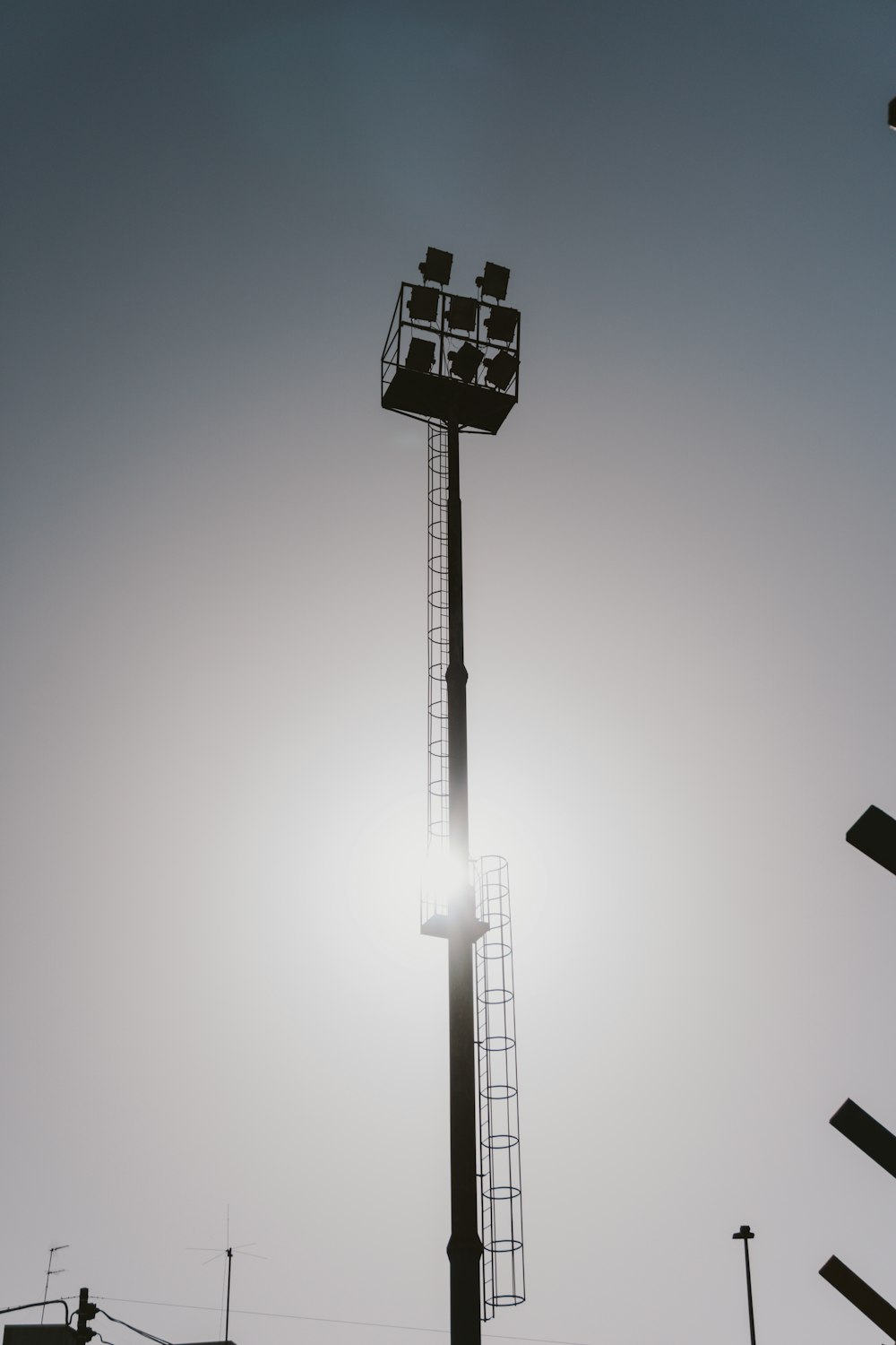 Die Sonne scheint hinter einem hohen Turm