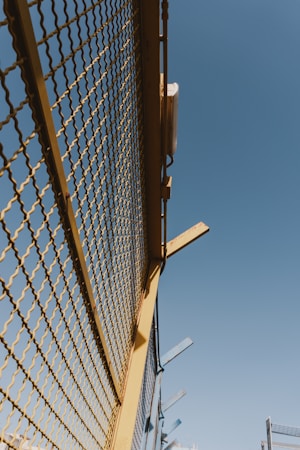 Choosing the Right Industrial and Commercial Mesh Fencing