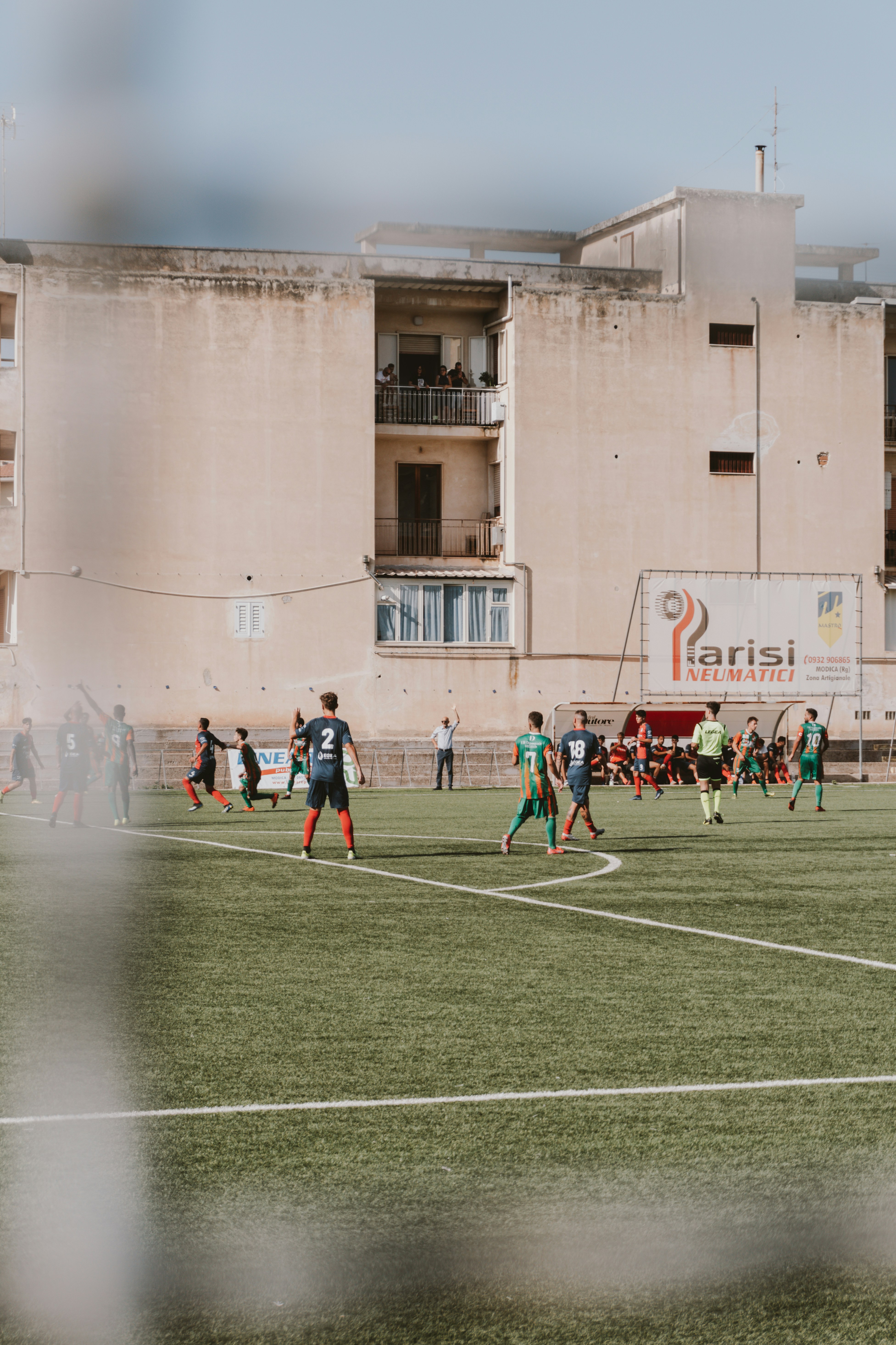 Few images capture the verve, energy, and tension of human life better than sports images. Capturing bodies in motion is no easy feat, so Unsplash has curated an only-the-finest selection of sporting images that cover everything from yoga and dancing to football and baseball
