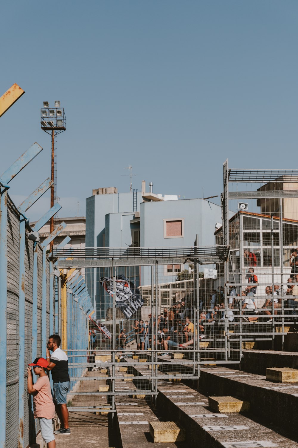 un groupe de personnes debout les unes à côté des autres près d’un bâtiment