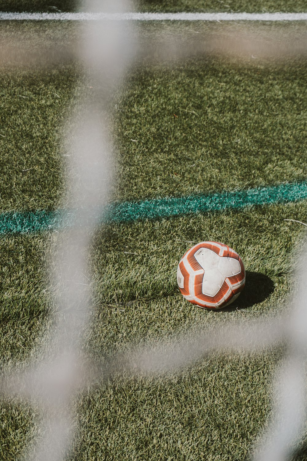 uma bola de futebol sentada em cima de um campo de futebol