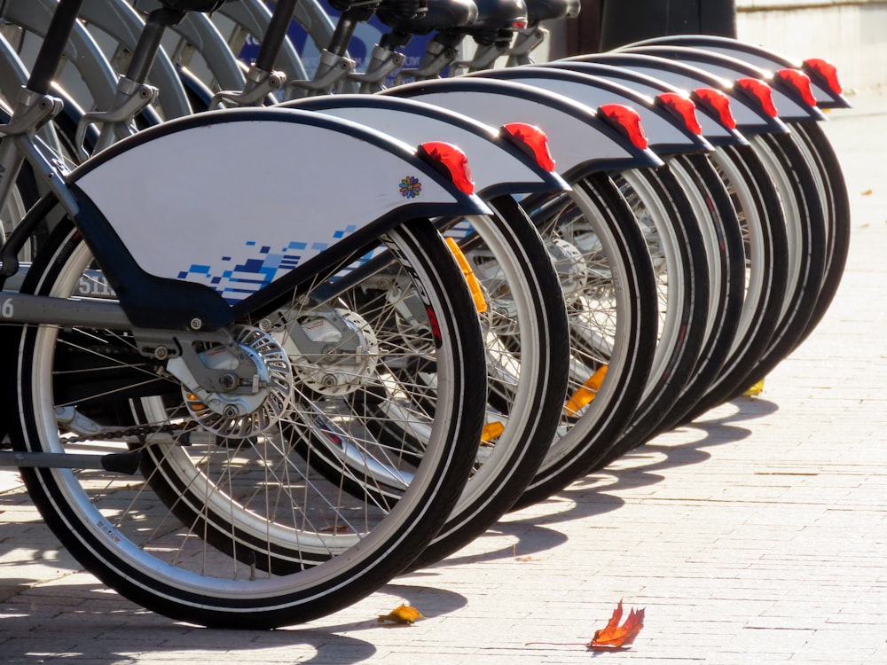 a row of bicycles parked next to each other